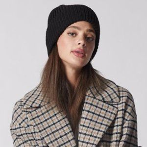 2/$20 🛍️ Love & Lore Black Ribbed Beanie
